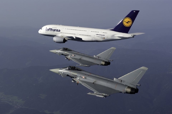 Die beiden Eurofighter des Bundesheeres nähern sich dem Airbus A380 an - Foto: Markus Zinner / Bundesheer
