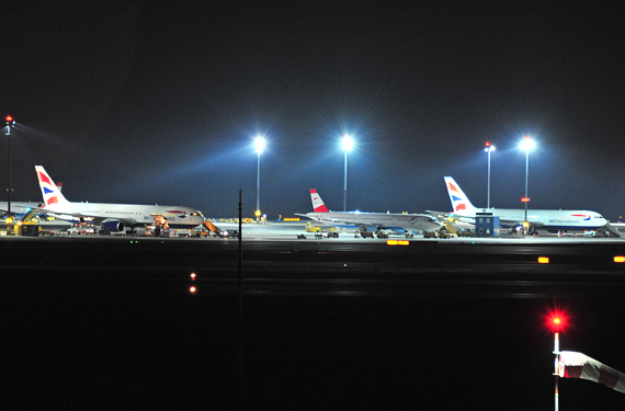 Seltenes Bild: 2 Boeing 767-300 von British Airways in Wien; links die Ersatzmaschine, rechts das havarierte Flugzeug - Foto: Austrian Wings Media Crew