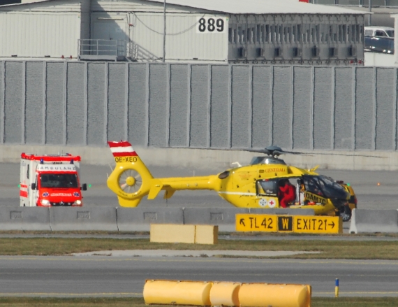 Der Patient wurde im Notarztwagen (links im Bild) gemeinsam mit dem Team von Christophorus 3 versorgt - Foto: Austrian Wings Media Crew