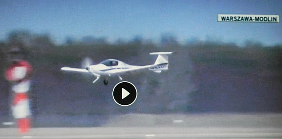 Die Maschine bei einem tiefen Überflug vor der Landung - Foto: Screenshot polnisches Fernsehen