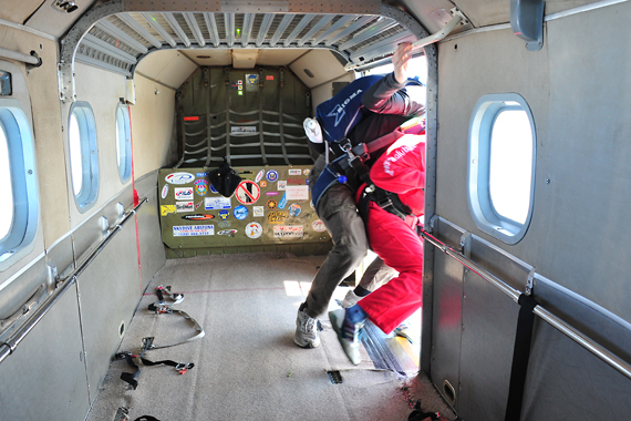 Tandemmaster und Passagier verlassen ein Absetzflugzeug (Symbolbild) - Foto: Austrian Wings Media Crew
