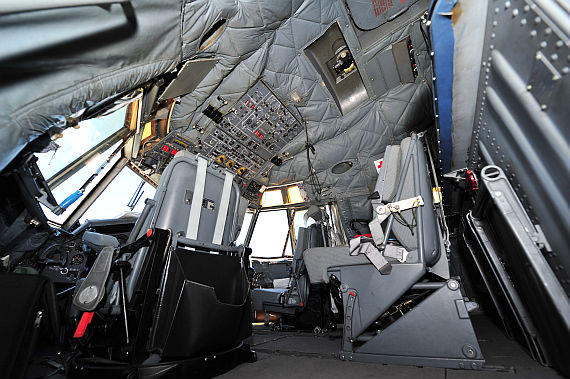 Blick von der Laderaumebene hinauf in das Flugdeck - Foto: Austrian Wings Media Crew