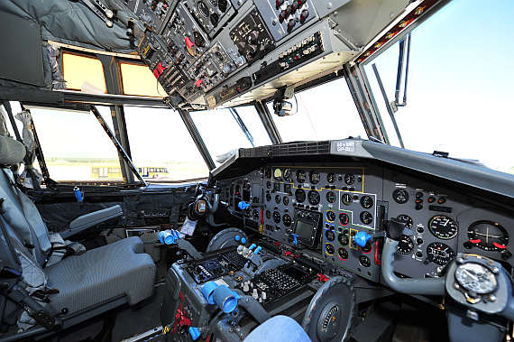 Blick in das Cockpit vom Sitz des Ersten Offiziers - Foto: Austrian Wings Media Crew