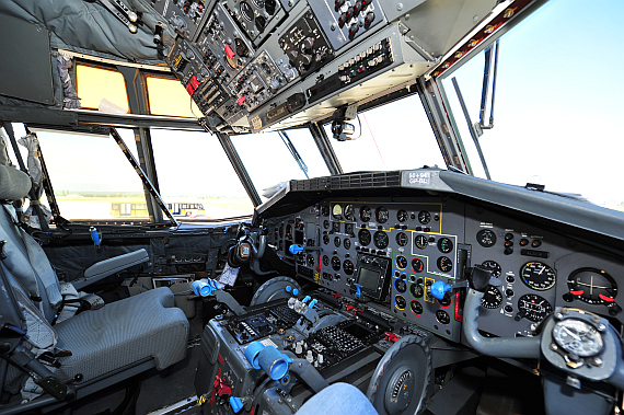 Blick in das Cockpit vom Sitz des Ersten Offiziers - Foto: Austrian Wings Media Crew Blick in das Cockpit vom Sitz des Ersten Offiziers - Foto: Austrian Wings Media Crew