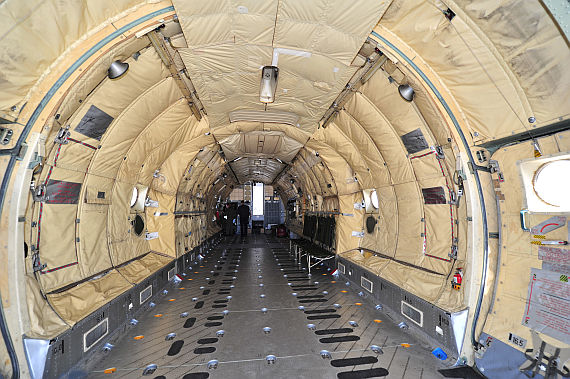 Im Landeraum der Transall finden bis zu 93 Personen oder bis 77 Fallschirmspringer Platz; bei Medevac-Einsätzen finden 62 Krankentragen und vier Betreuer Platz - Foto: Austrian Wings Media Crew Im Landeraum der Transall finden bis zu 93 Personen oder bis 77 Fallschirmspringer Platz; bei Medevac-Einsätzen finden 62 Krankentragen und vier Betreuer Platz - Foto: Austrian Wings Media Crew