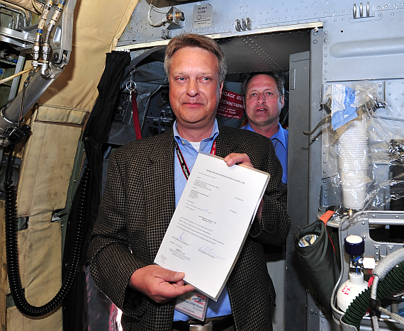 Lutz Neubacher mit jenem Dokument, welches bestätigt, dass die Transall jetzt Eigentum des ÖLM ist - Foto: Austrian Wings Media Crew Lutz Neubacher mit jenem Dokument, welches bestätigt, dass die Transall jetzt Eigentum des ÖLM ist - Foto: Austrian Wings Media Crew