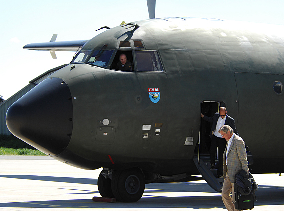 ÖLM-Präsident Sepp Barwirsch (vorne) steigt aus der Transall; im Cockpit Kommandant Oberstleutnant Hartmut Zitzewitz - Foto: Austrian Wings Media Crew