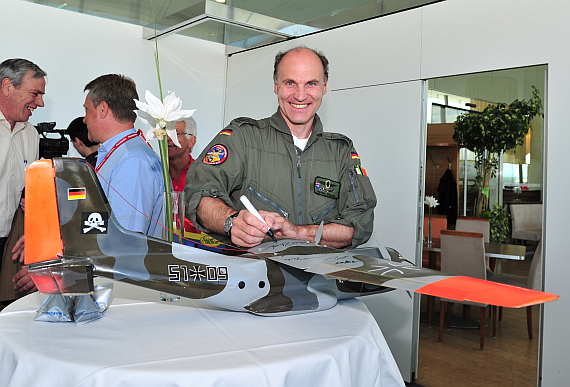 Oberstleutnant Zitzewitz signiert ein Modell der Transall - Foto: Austrian Wings Media Crew Oberstleutnant Zitzewitz signiert ein Modell der Transall - Foto: Austrian Wings Media Crew