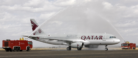 Wassertaufe eines Airbus A320 von Qatar Airways am Flughafen Kilimandscharo - Foto: Qatar Airways
