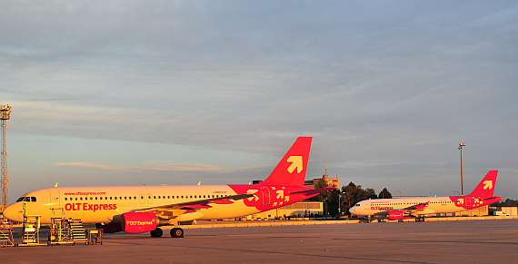 Die beiden NIKI-Airbusse in OLT Express Poland Farben auf dem Vorfeld des Flughafens in Wien - Foto: Austrian Wings Media Crew