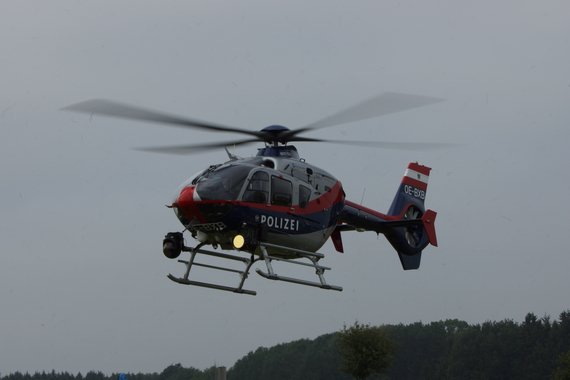 EC135 der Flugpolizei bei der Landung
