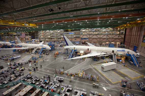 Blick in die Produktionshalle von Boeing, wo die ersten Dreamliner für LOT kurz vor der Fertigstellung stehen - Foto: Mariusz Adamski