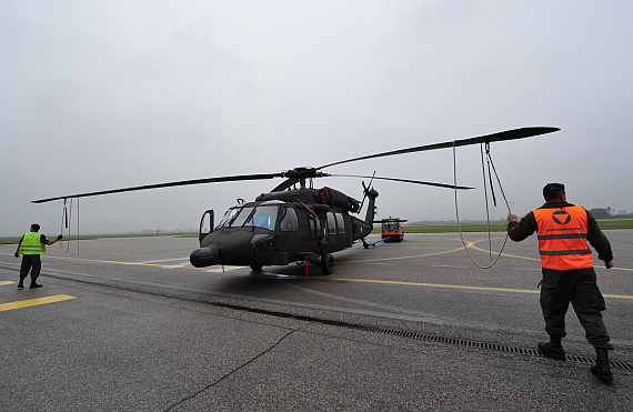 Ein Black Hawk wird ins Freie gezogen; im Hintergrund ist die "Nebelsuppe" deutlich zu erkennen