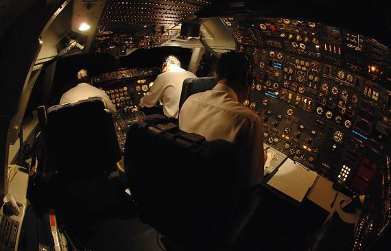 Kapitän, Erster Offizier und Flugingenieur im nächtlichen Cockpit einer Boeing 747-200 (Symbolbild) - Foto: Sam Chui Kapitän, Erster Offizier und Flugingenieur im nächtlichen Cockpit einer Boeing 747-200 (Symbolbild) - Foto: Sam Chui
