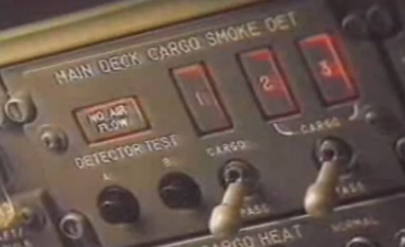 Warnanzeige für Rauch im Main Deck Cargo Hold auf dem Flugingenieurspanel einer Boeing 747 Combi (Symbolbild) - Foto: Archiv (Screenshot YouTube) Warnanzeige für Rauch im Main Deck Cargo Hold auf dem Flugingenieurspanel einer Boeing 747 Combi (Symbolbild) - Foto: Archiv (Screenshot YouTube)