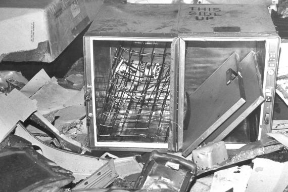 Geborgene Teile aus einer der Bordküchen: Ein aus der Verankerung gerissener Doppelkühlschrank (die beiden dazugehörigen Türen sind in der rechten Hälfte), im linken Teil befinden sich sogar noch Getränkedosen - Foto: Courtesy "Rapport" (baie dankie Geborgene Teile aus einer der Bordküchen: Ein aus der Verankerung gerissener Doppelkühlschrank (die beiden dazugehörigen Türen sind in der rechten Hälfte), im linken Teil befinden sich sogar noch Getränkedosen - Foto: Courtesy "Rapport" (baie dankie