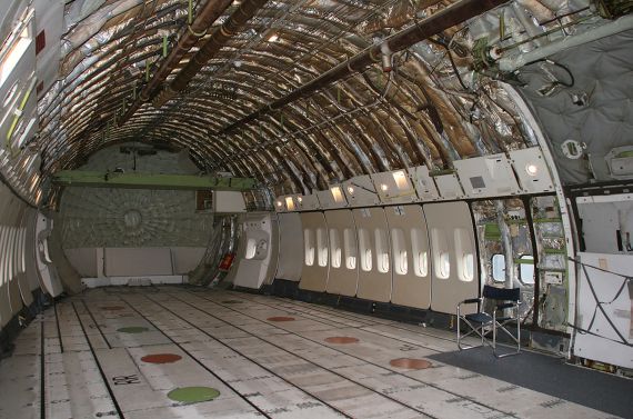 Das Cargo Hold im Hauptdeck einer ehemaligen KLM Boeing 747-200 "Combi" in Richtung Heck gesehen; rechts im Vordergrund ist die seitliche Frachtluke zu erkennen - Foto: Ben Wang Das Cargo Hold im Hauptdeck einer ehemaligen KLM Boeing 747-200 "Combi" in Richtung Heck gesehen; rechts im Vordergrund ist die seitliche Frachtluke zu erkennen - Foto: Ben Wang