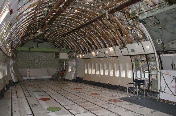 Das Cargo Hold im Hauptdeck einer ehemaligen KLM Boeing 747-200 "Combi" in Richtung Heck gesehen; rechts im Vordergrund ist die seitliche Frachtluke zu erkennen - Foto: Ben Wang