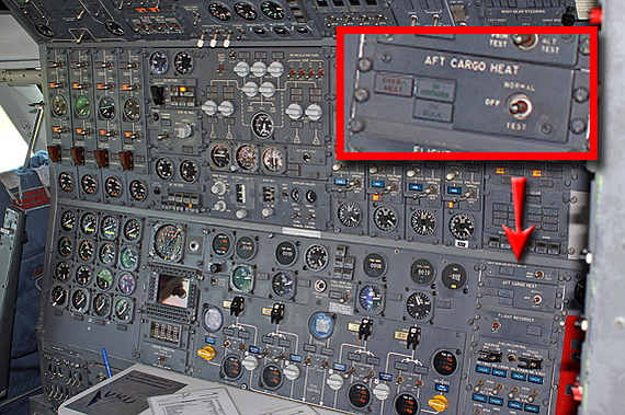 Flugingenieursstation einer 747-200 "Combi" von KLM; auf diesen Warnleuchten erhielt die Cockpitcrew der "Helderberg" den Rauchalarm aus dem Main Cargo Deck (Symbolbild) - Foto:  Michael Eaton / Bearbeitung: Markus Dobrozemsky