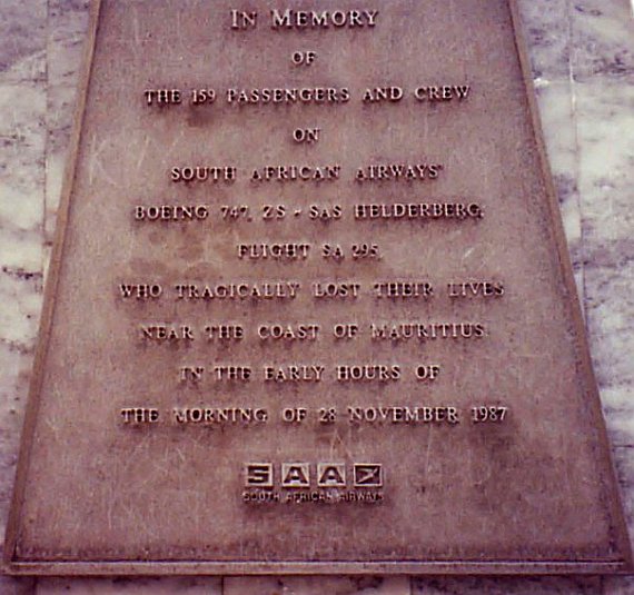 Das Denkmal für die Opfer des Absturzes auf Mauritius - Foto: Courtesy FB-Group "What happened to the 'Helderberg'" Das Denkmal für die Opfer des Absturzes auf Mauritius - Foto: Courtesy FB-Group "What happened to the 'Helderberg'"