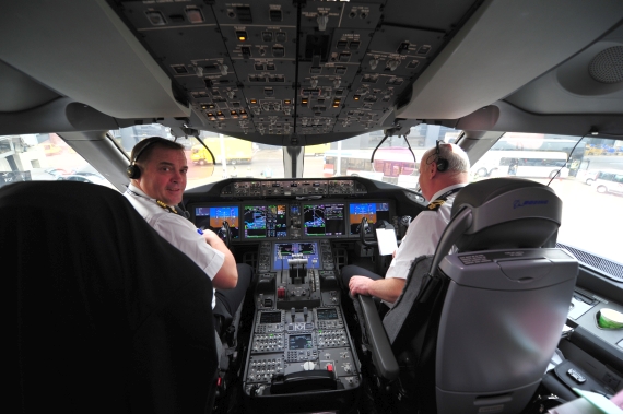 Trotz der Dominanz von modernen Bildschirmen, verfügt das Cockpit der Boeing 787 Dreamliner noch über ein konventionelles Steuerhorn - Foto: Austrian Wings Media Crew