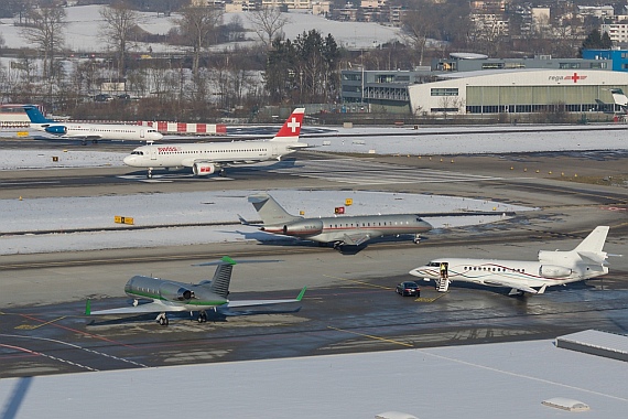 Line-up to Runway 28 at Zurich-Airport - Foto: Stefan Gschwind