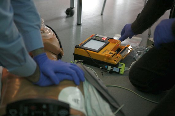 Durch den raschen Einsatz halbautomatischer Defibrillatoren im Rahmen der Reanimation - hier bei einer Übung - steigt die Überlebenschance auf bis zu 60 Prozent - Foto: Wiki Commons