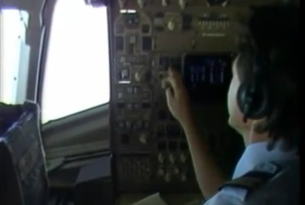 Flugingenieur im Cockpit einer Boeing 767-200 von Ansett bei der Arbeit - Foto: Screenshot YouTube