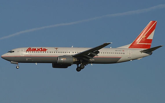 Boeing 737-800, OE-LNJ, in den Farben der Lauda Air; die Maschine verfügt noch nicht über die später nachgerüsteten Winglets; beachtenswert sind auch die noch Eyebrow-Windows über dem Cockpit, die später entfernt wurden - Foto: Thomas Posch