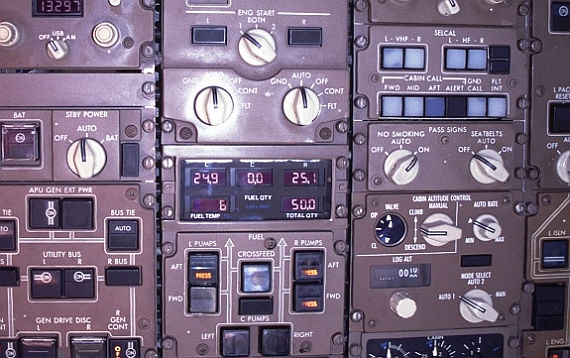 Detailaufnahme der Treibstoffanzeigen am Overhead-Panel im Cockpit einer Boeing 767-200; diese Anzeigen waren auf Flug AC 143 defekt - Foto: Daniel Werner (vielen Dank)