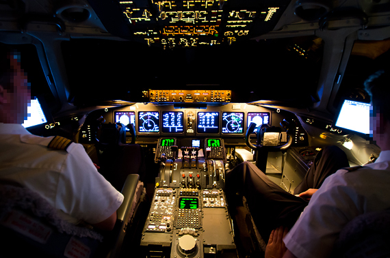 Piloten bei der nächtlichen Arbeit im Cockpit einer MD11, Symbolbild - Foto: Felix Gottwald