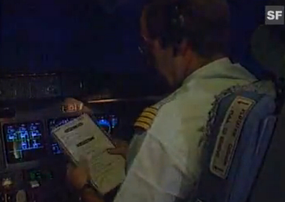 Pilot mit Checkliste im MD-11 Cockpit, Symbolbild - Foto: Screenshot YouTube
