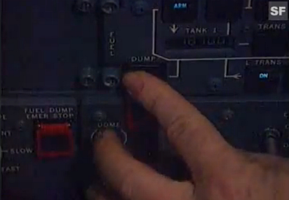 Pilot einer MD-11 betätigt die Systeme zum Ablassen von Treibstoff, Symbolbild - Foto: Screenshot YouTube