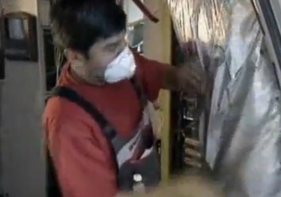 Ein Techniker beim Austausch der MPET-Matten - Foto: Screenshot YouTube