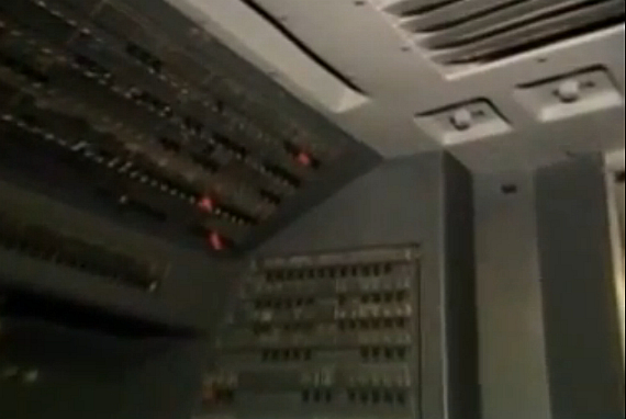 Oberhalb der Cockpitdenke an der Trennwand zur Passagierkabine entwickelte sich von der Besatzung unbemerkt ein Feuer; durch Öffnungen zwischen den Panelen drang Rauch ins Cockpit ein - Foto: Screenshot YouTube