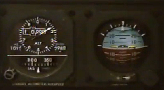 Die Standby-Instrumente im Cockpit der Swissair MD-11 waren vor den Schubhebeln und damit alles andere als im direkten Blickfeld der Piloten angeordnet - Foto: Screenshot YouTube