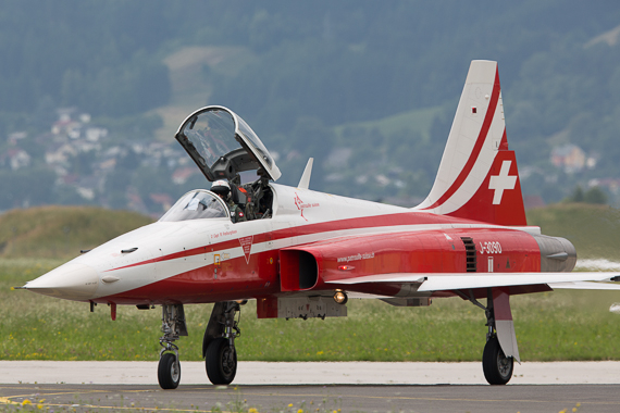 Airpower 2013 Single Patrouille Suisse rollt Peter Hollos