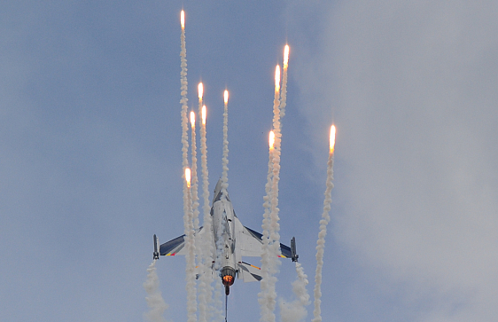 Airpower 2013 belgische F-16 Flares PHuber