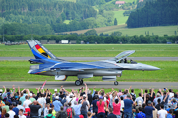 Airpower 2013 belgische F-16 rollt Pilot winkt PHuber