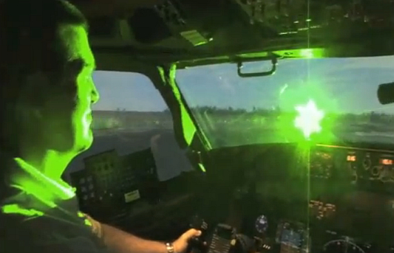 Laserpointer-Blendung eines Flugzeugpiloten - Foto: Screenshot, FAA/US-Air Force, Quelle: http://youtu.be/RtKSdy2KAW4