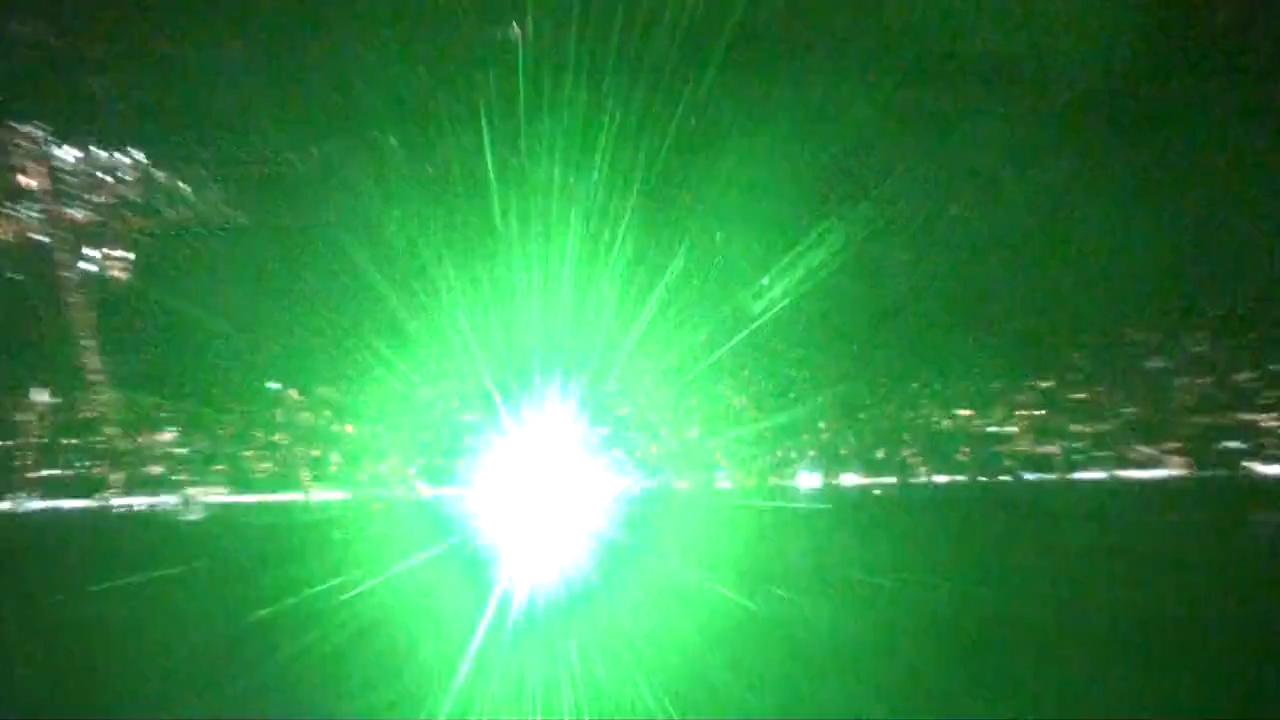 Laserpointer haben eine enorm hohe Reichweite und können daher über große Distanzen, wie hier den Piloten eines Kleinflugzeuges, blenden - Foto (Screenshot): YouTube