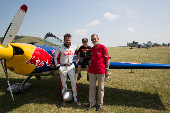 Hannes Arch gab sich stets publikumsnah - hier mit einem jungen Fan und dem Leiter des Flugsportzentrums Spitzerberg, Wolfgang Oppelmayer - Foto: Peter Hollos