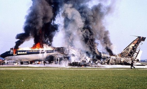 In diesem brennenden 707 Wrack (BOAC 712) starben 4 Passagiere und die Flugbegleiterin Barbara Harrison - nur ihrem Einsatz und dem ihrer Kollegen war es zu verdanken, dass nicht mehr Menschen ihr Leben verloren - Foto: Wiki Commons