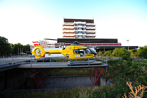 Christophorus 2 auf seinem Stützpunkt beim Landeskrankenhaus Krems - Foto: Austrian Wings Media Crew