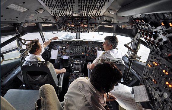 Piloten und Flugingenieur im Cockpit einer Boeing 707 - Foto: Danial Haghgoo - Iranian Spotters