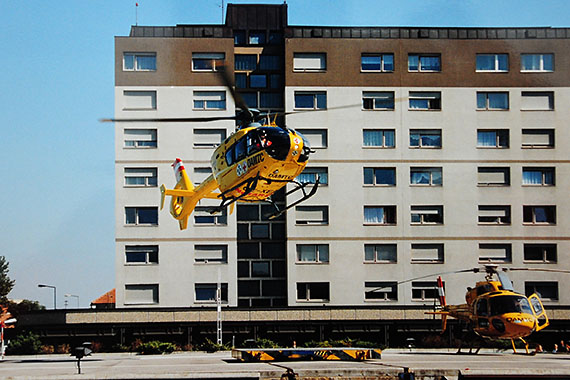 EC-135 (links) und Ecureuil auf der Landeplattform vor dem Krankenhaus Krems