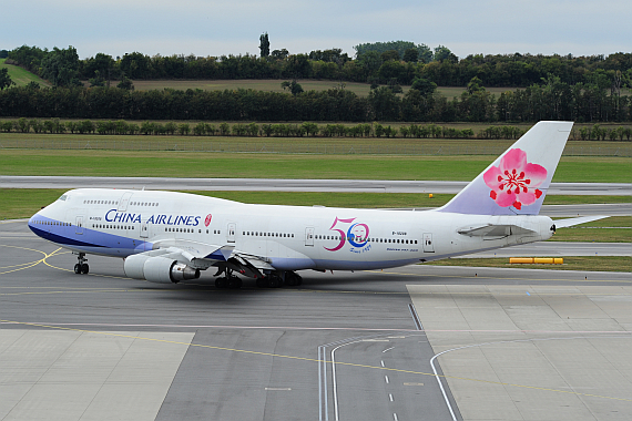 B-18208 China Airlines Boeing 747-400 50 Jahre Sticker rollt Foto PA Austrian Wings Media Crew