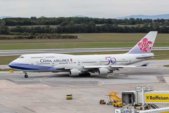 China Airlines Boeing 747-400 50 Jahre Sticker B-18208 Pushback completed Peter Hollos