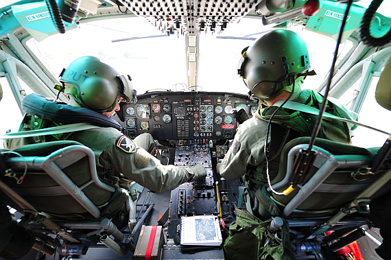 Cockpit Bundesheer Agusta Bell 212 Piloten bei der Arbeit Foto PA Austrian Wings Media Crew