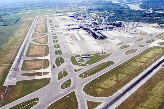 Aktuelle Luftaufnahme des Flughafens Schwechat - Foto: Archiv Flughafen Schwechat / Repro: Austrian Wings Media Crew
